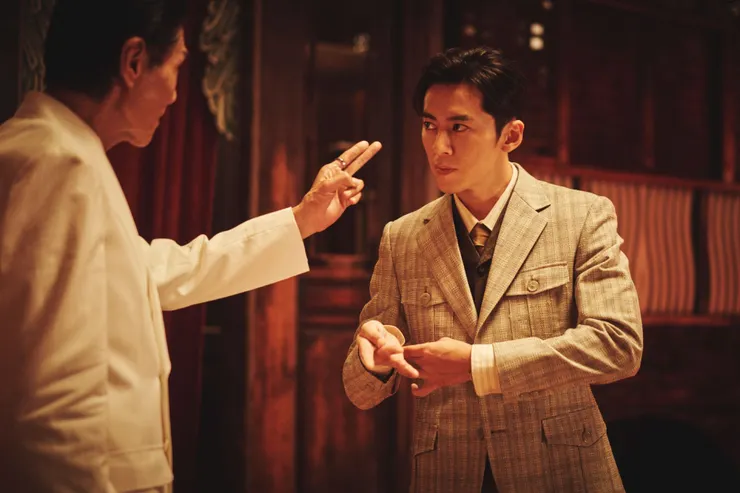 黃宏達不計代價討好莊少爺，在衣裝上也為他做了改變。圖片來源自：劇夠