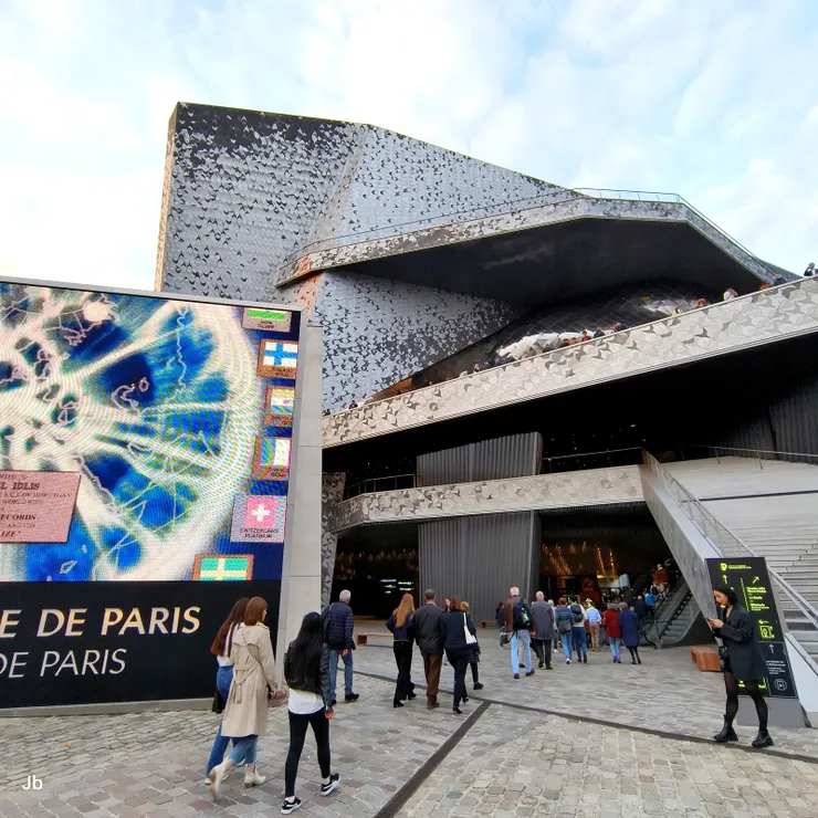 【拉維耶特公園噴泉綠道聽眾集結！聽眾魚貫進入愛樂廳。】