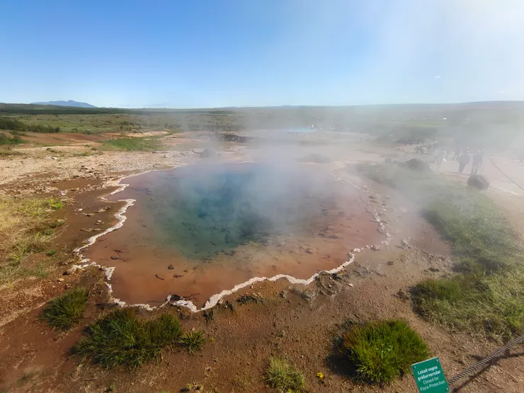 除Strokkur,地熱谷也有幾處美麗的藍綠色溫泉露頭。