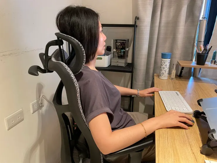 視訊會議常被發現靠著頸枕好像很素喜。