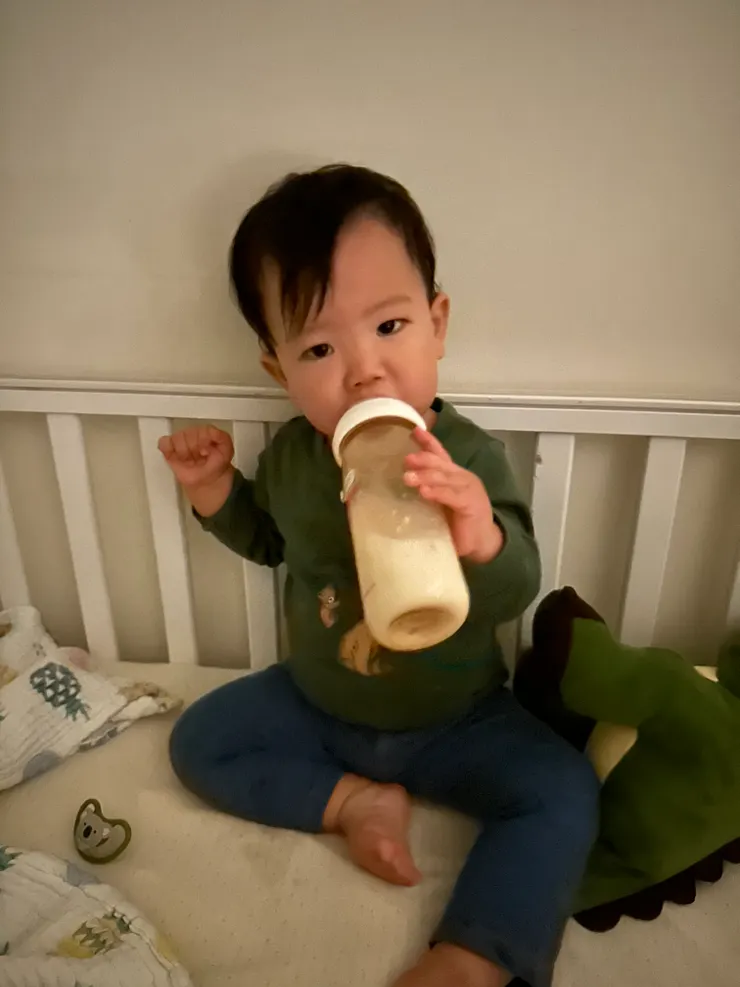 拿到ㄋㄟㄋㄟ還沒躺下就興奮放入嘴巴XD