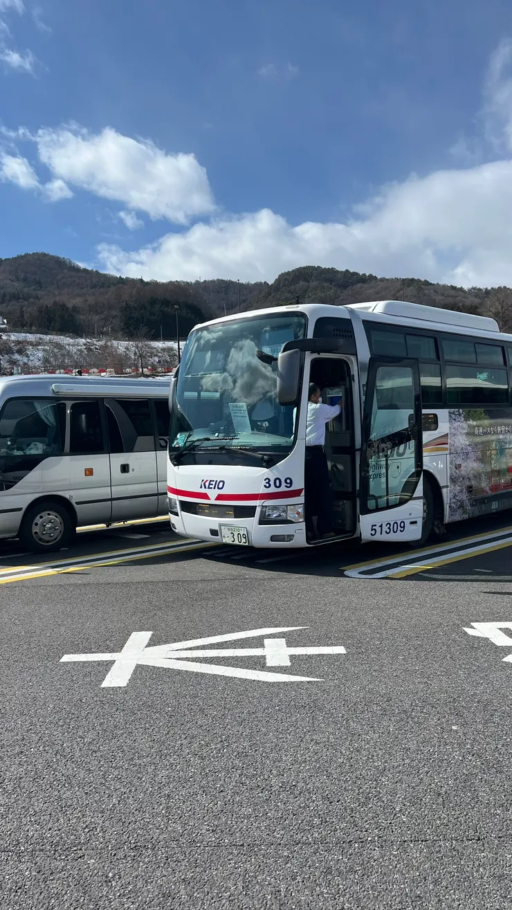 搭乘京王巴士出發了。
