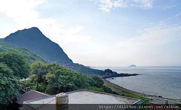 （威遠廟埕前眺望海灣）