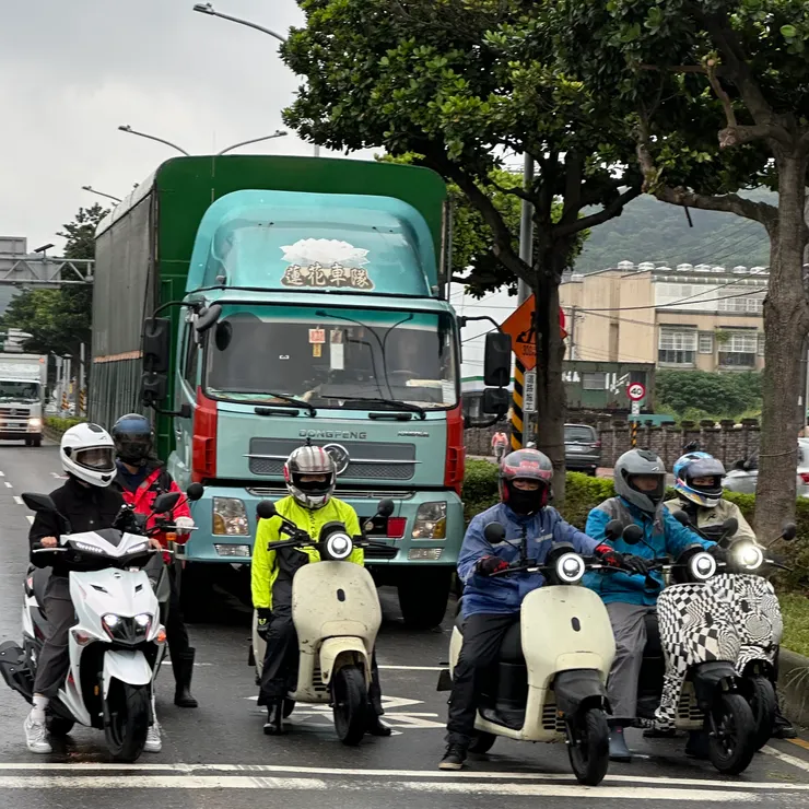 距離前公司不遠處，遇到正在測試的車手們，不曉得車上有沒有我剛好認識的 Gogoro 員工？