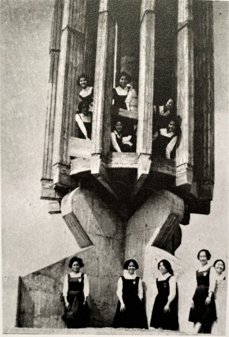 三信家商舊照。女學生登上三信塔（圖片翻攝自《地域主義的先行者—陳仁和百年+3建築紀念大展》會場）