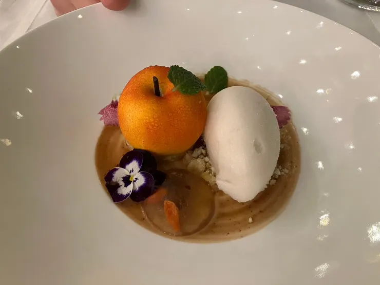 蘋果慕斯(左)；龍眼冰沙(右)