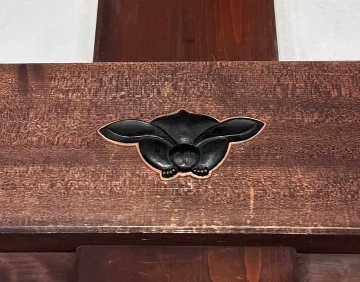 這個稱之為真向兔，被當成吉祥物，保佑建築物避免災厄等等，房中有很多，可以去數數看總共有幾個