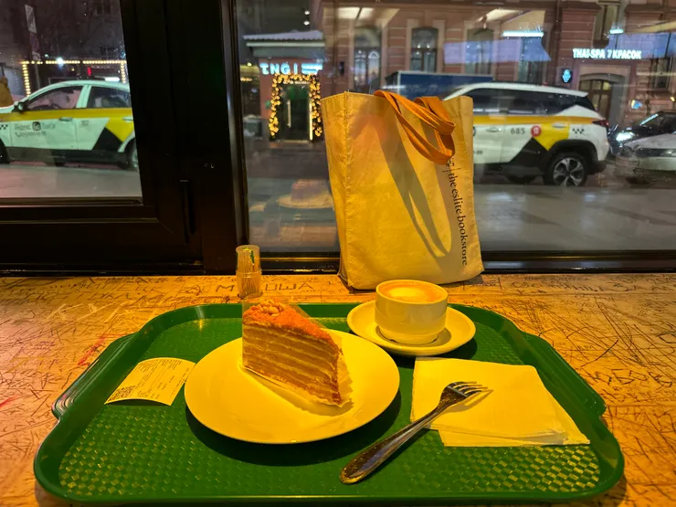 當天點的傳統蜂蜜蛋糕跟卡布奇諾