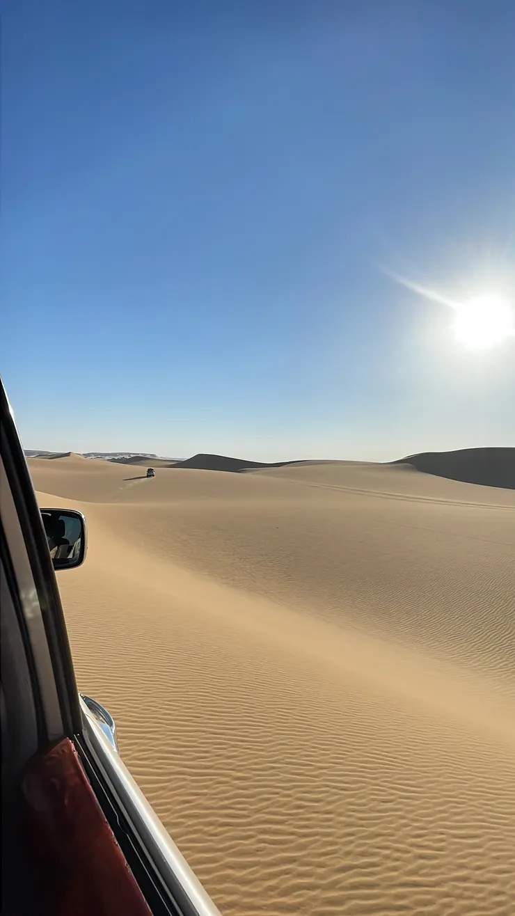 2台吉普車進入沙漠，彼此互相照顧、追逐。