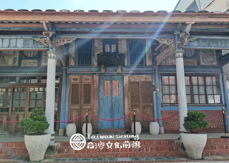 台南後壁的菁寮老街,金德興漢藥房就是這篇指涉的傳統台灣厝之一,不但具有在來款的穿斗式棟架和各種木雕裝飾,還使用歐式的步口柱,雙邊側間裝上一大片的和式平格窗和拉門,建築的色系也採用紺色而非赤色系,形成只有台灣才看的到的特殊視覺印象。