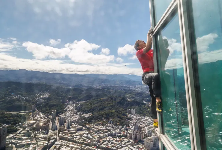 赤手獨攀台北 101：直播 | 評價 8/10  | awwrated