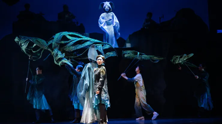 《鯨之嶋》的每隻戲偶都被拆解成數個部分，由多位操偶師共同操演組成完整的戲偶，既破碎且繁複。（圖片來源：https://www.opentix.life/event/1580160534452482048）