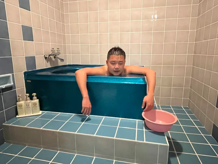 經過一整天的旅途奔波後我們都累壞了，有舒服的浴缸可以泡澡超棒！