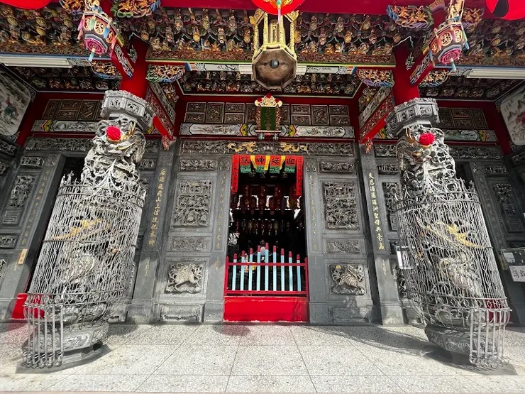 廟門石刻對聯、龍柱（圖片截圖於網路）