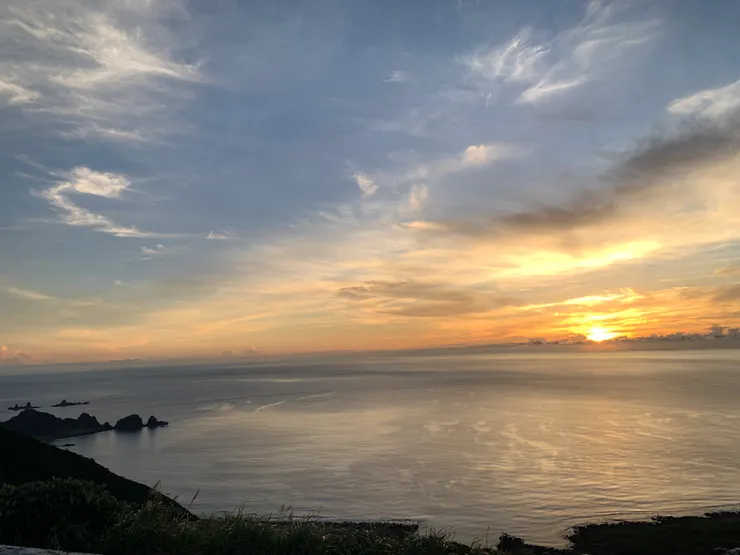 太陽微微露出頭來，有點害羞