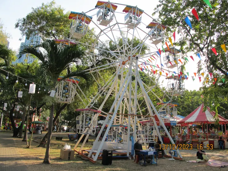 看到摩天輪我總會很開心,因為我喜歡玩!但不是很大的我都不會上去。