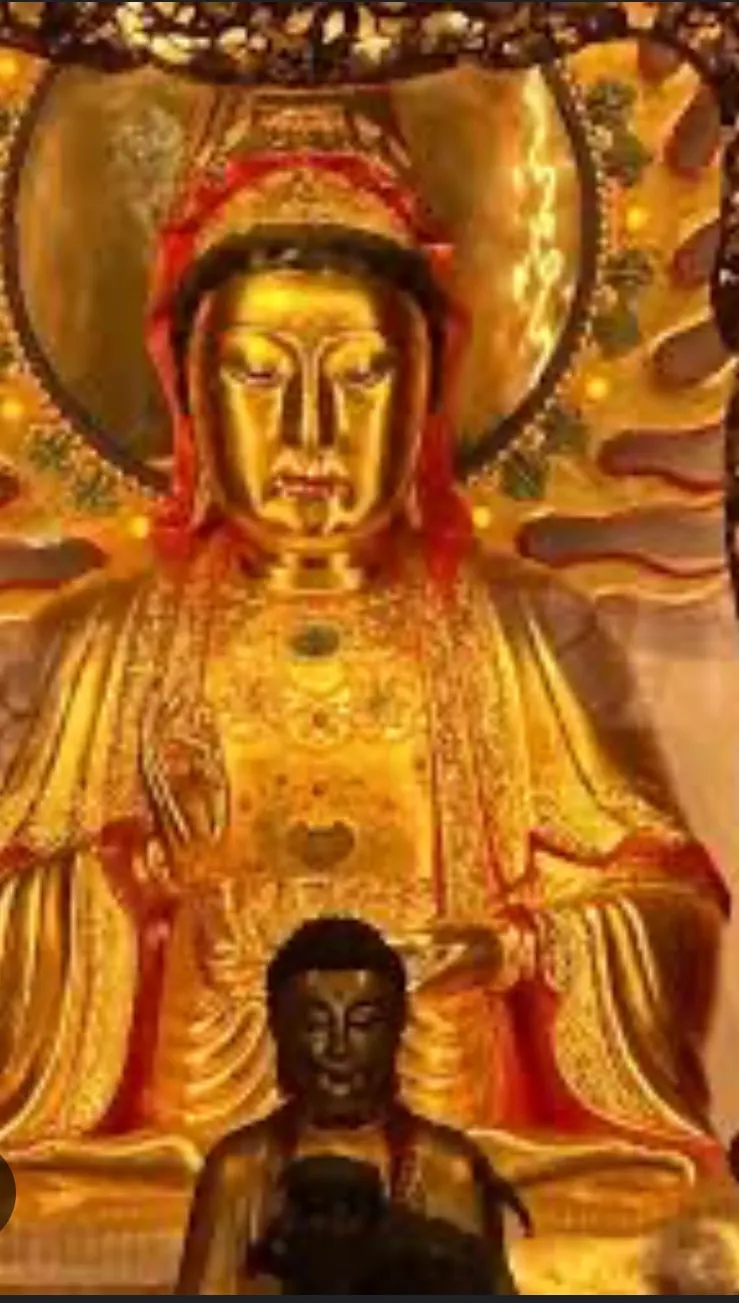 龍山寺裡體型偏圓潤的佛像