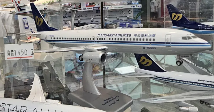 這是華信航空曾經有過的波音B737-800型原塗裝客機