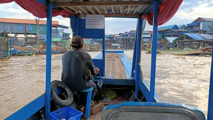 吳哥窟搭船前往洞里薩湖的路上