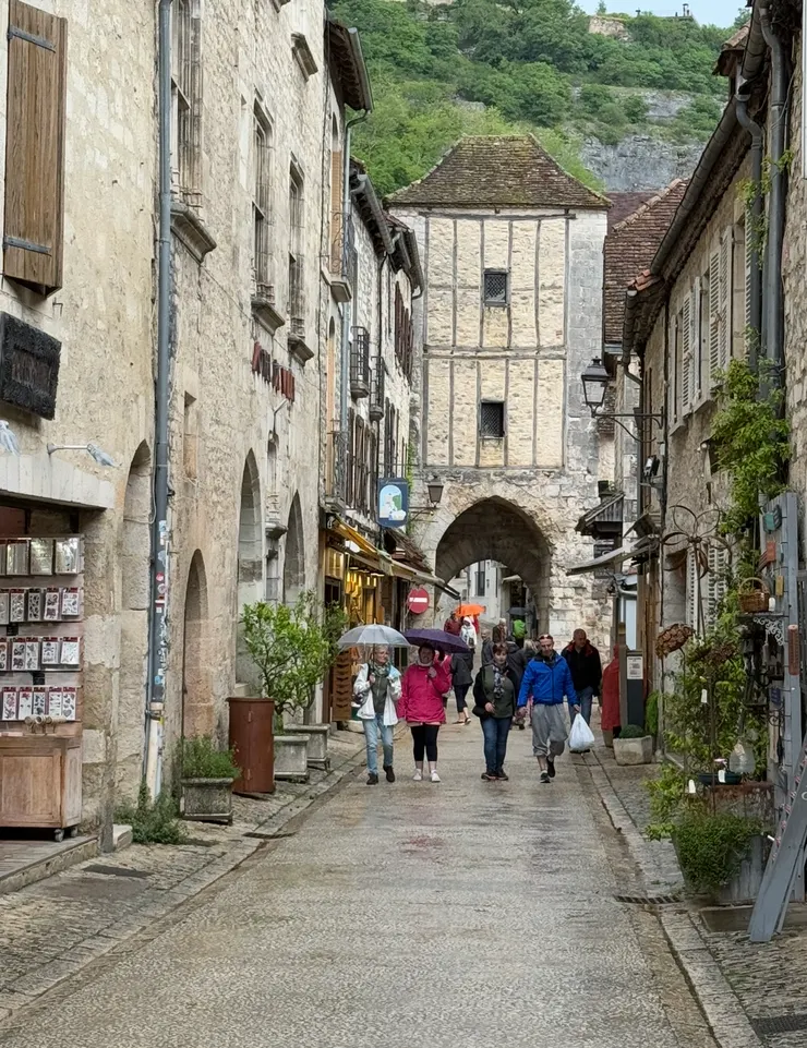 我們到的時候，天空飄著小雨