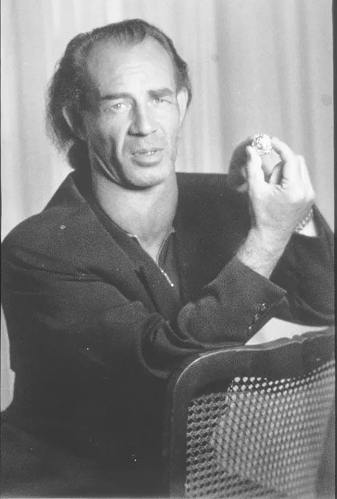 拿者錫箔紙球的葛洛寧