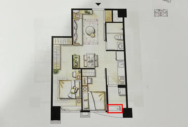 冷氣室外機放置在陽台，安全但也會占用陽台空間