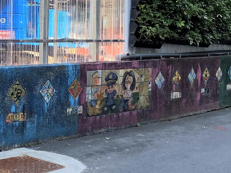 充滿純樸與童稚色彩的陶牆