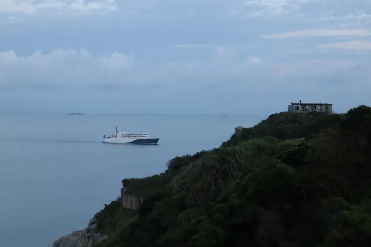 接近清晨六點新台馬進港