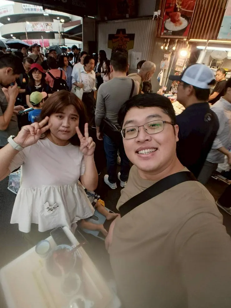 等待餐點的夫妻😘