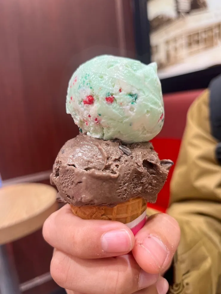 綠色的冰有跳跳糖在裡面，很特別