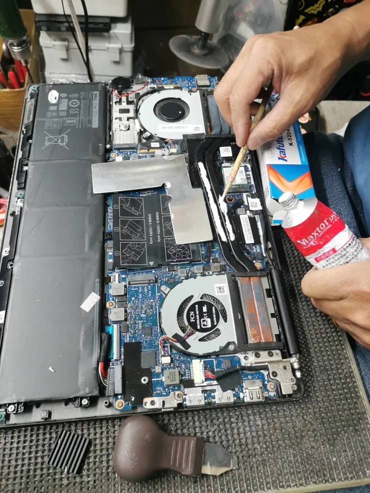 切割完成的鋁片，直接黏在導管上。