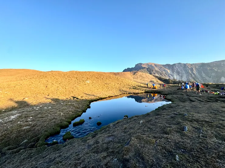 協作已將帳篷收拾好準備拔營了。