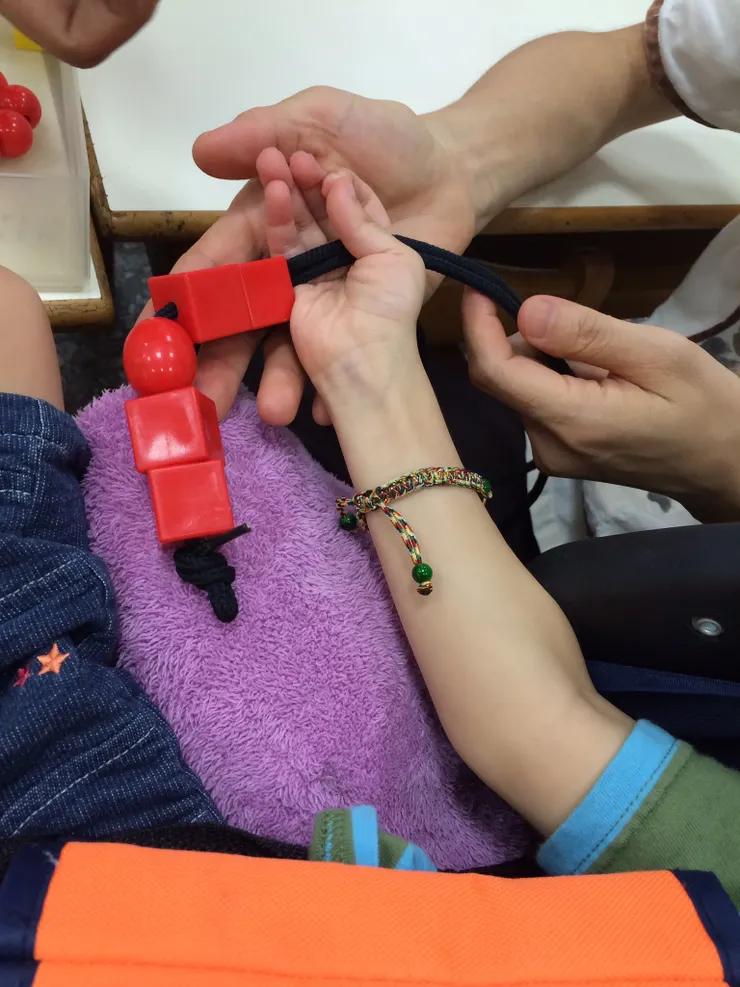 你我視為理所當然的動作，對♿️肢體障礙的孩子來說一點都不容易。~抓握玩具對極重度肢體障礙的難