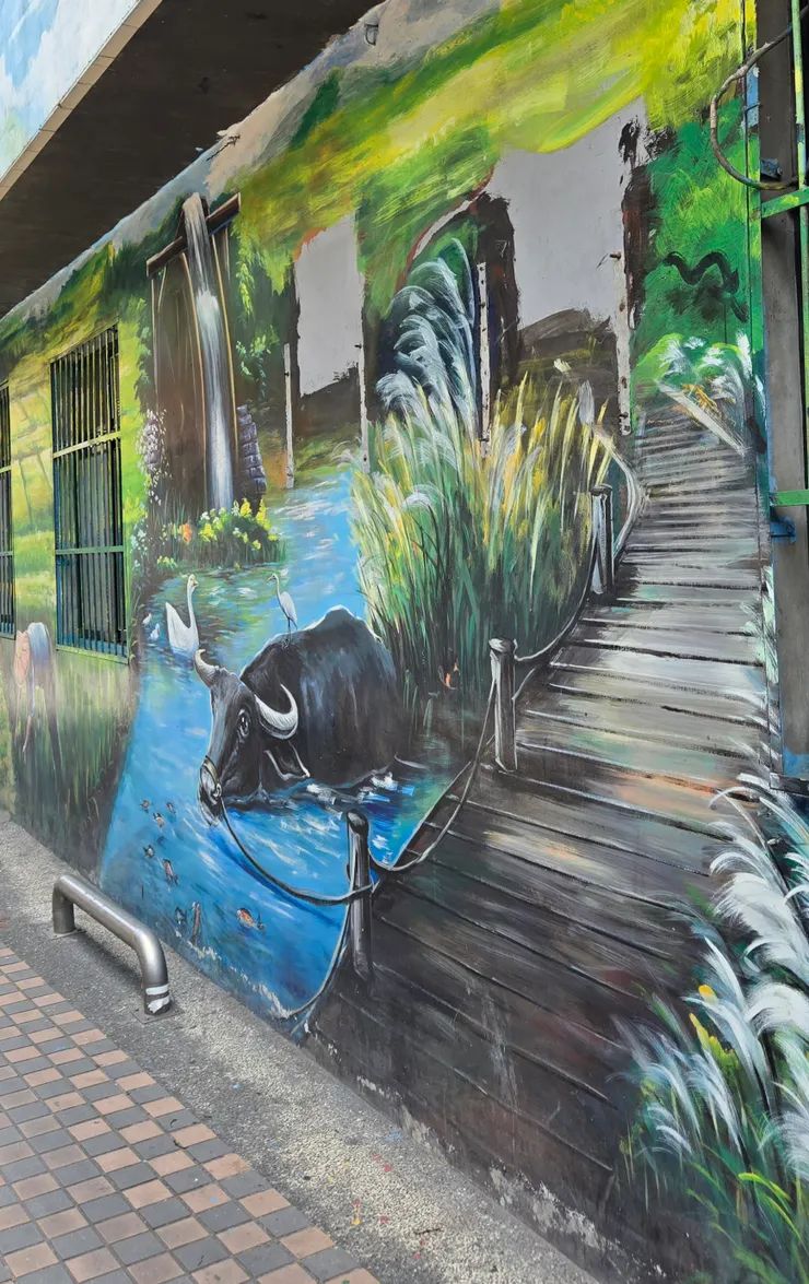 一池清水裡泡著牛，它閉眼假寐，牛界詩仙牛白醉酒後躺在溪邊的：舉杯邀明月，對飲成三牛。