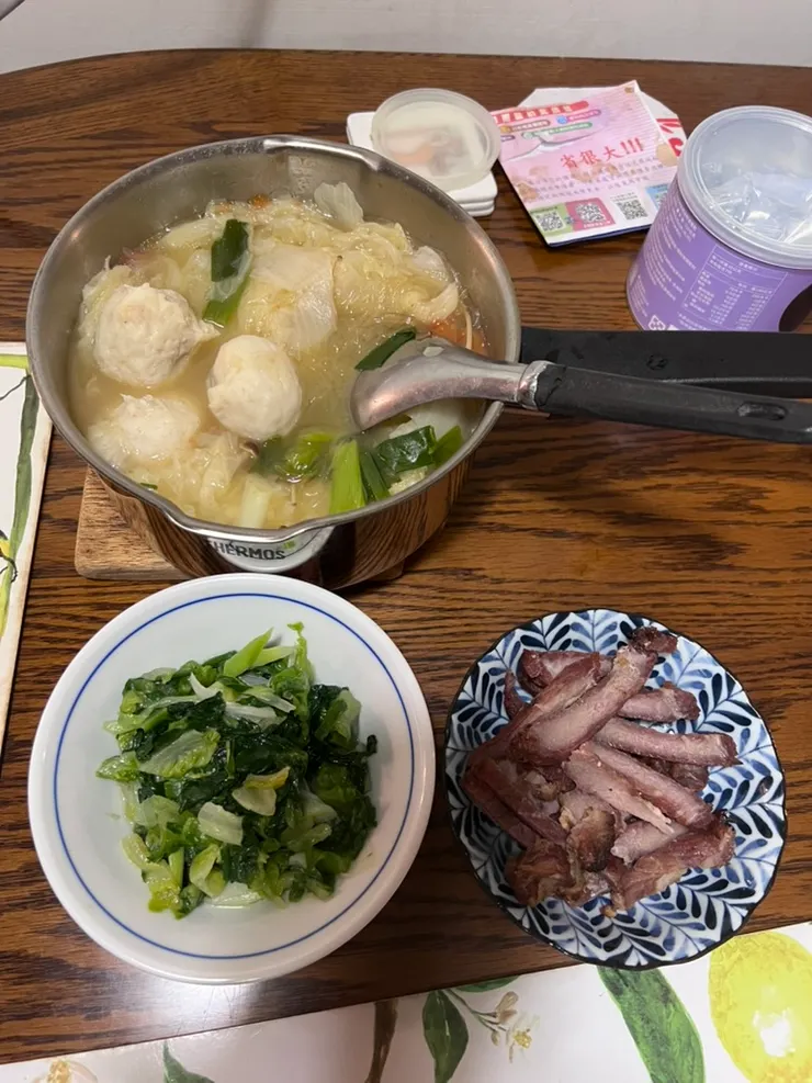 那鍋湯就有好多料，滋味甜美、營養均衡。右下方那一盤叉燒肉是燒臘店買的，信用好的店買的成品，也能減少做菜的負擔