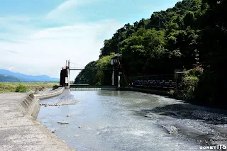 清水溪的溪水在堤防引導下從拍攝者後方流進取水口水道