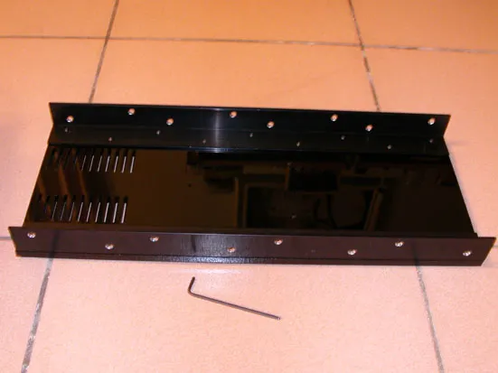 鎖上兩根 L 形角鋁的機箱底板