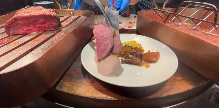 看看這爐烤牛排的色澤!現切多汁,絕對是來到饗食天堂必須排隊衝第一波的重點。