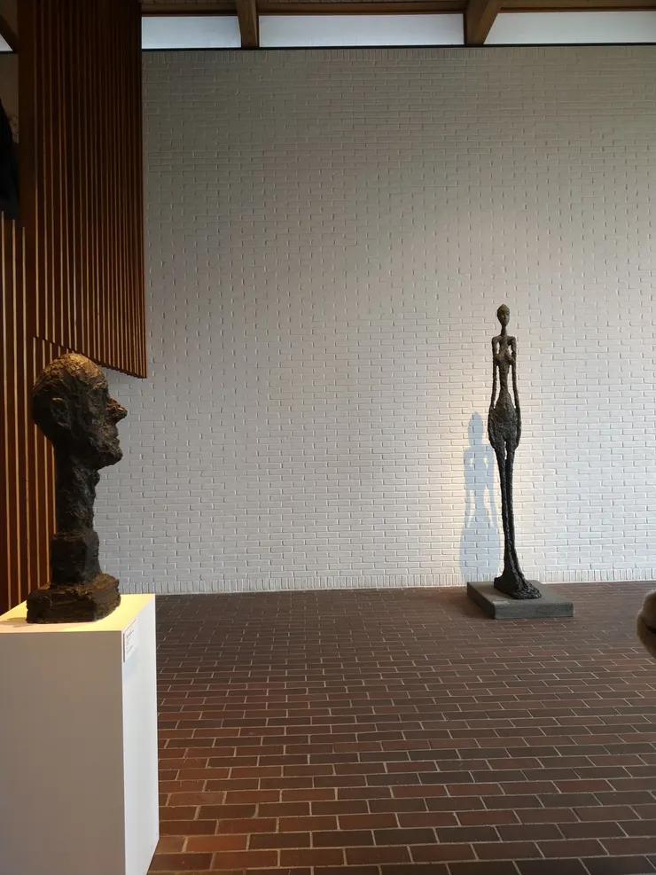 右手邊的作品叫《站立的女人》