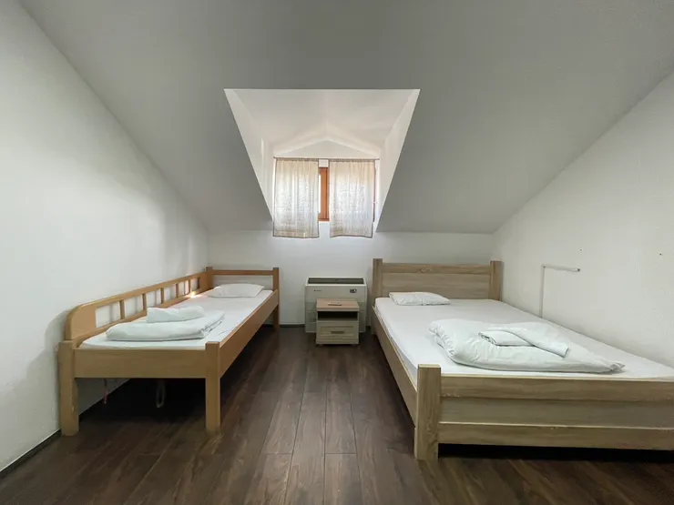 當天訂的房間，坪數挺大，應有3坪左右，衣櫃與桌椅我就沒有拍了。很乾淨。廁所在同一樓外面。