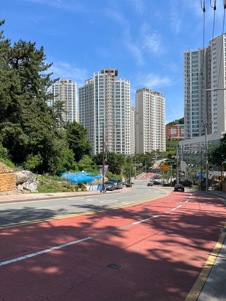 沿著坡道走約5-10分鐘後就會抵達東萊文化會館(동래문화회관)。