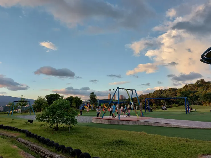 兒童遊樂天堂:鞦韆、溜索、滑梯