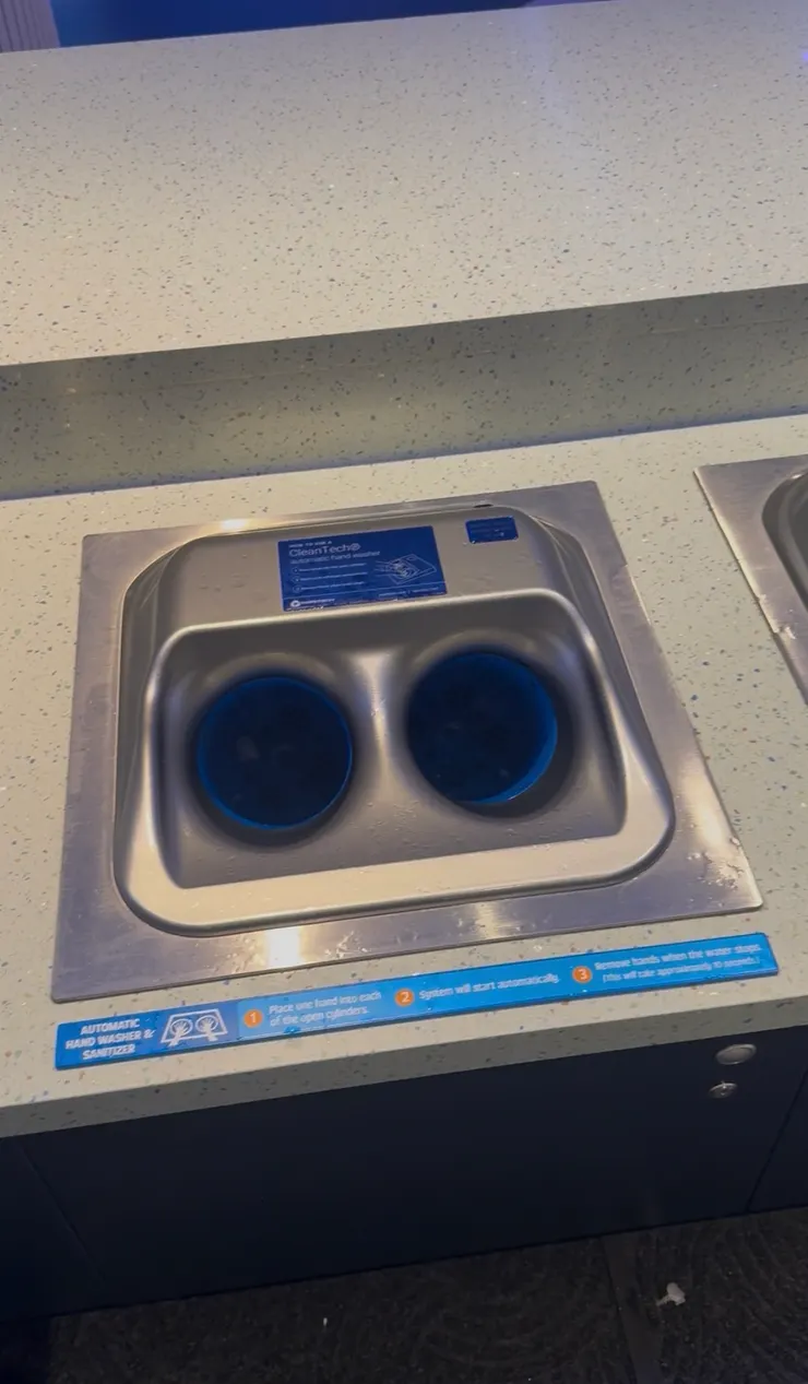 這是給小朋友洗手用的，手放進去那兩個洞裡就可以洗手了！迪士尼郵輪可能小朋友太多，基本上進餐廳前要不是入口有洗手台要求你洗手，就是服務人員會在入口處發酒精濕紙巾擦手完才能進入。那基本上有小孩活動的地方都有這個小孩專用洗手台，非常用心。