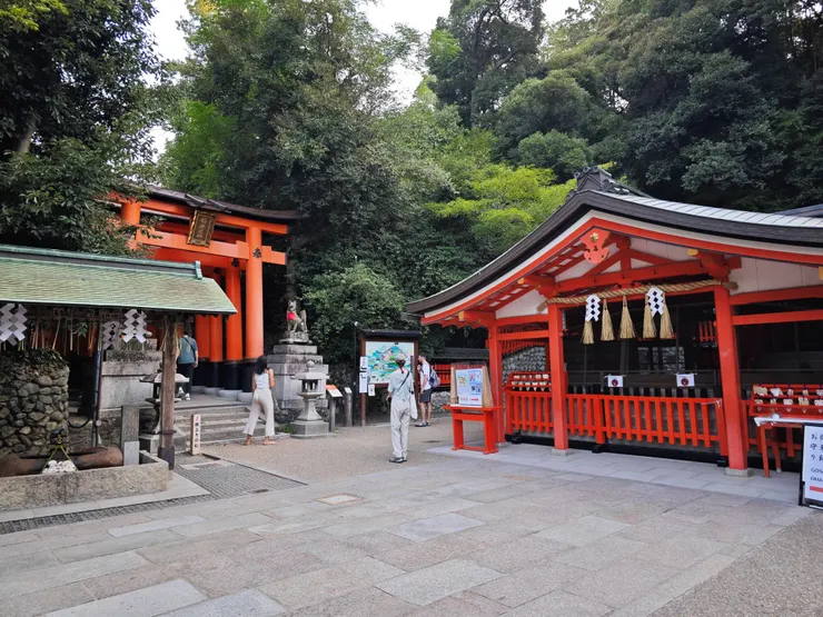 奧社奉拜所左側，上山前往雄鷹社的入口