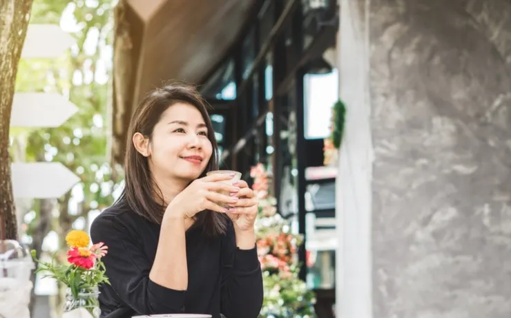 存錢也不能太逼自己，偶爾喝杯咖啡或是休息，會讓路更長遠。圖/123RF圖庫