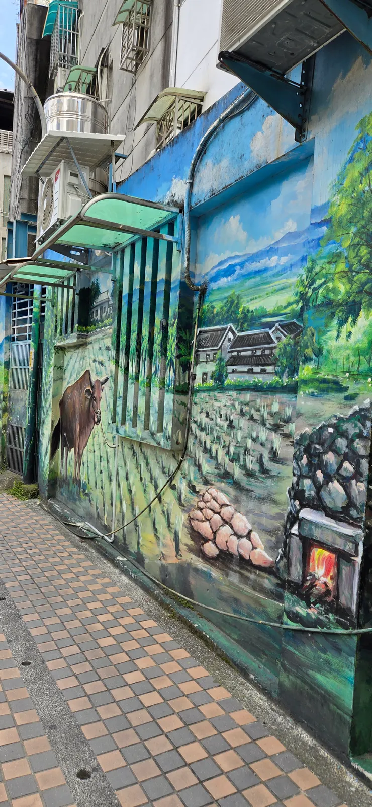 老牛慢吞吞，自己走回家。