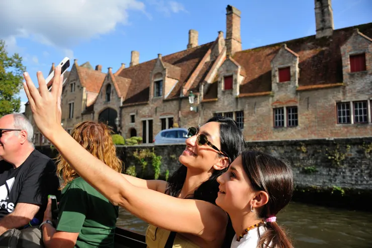 【與修了千年的枕邊人布魯日遊河，美麗希臘母女同船也須百年修得！說她們來自希臘純憑感覺臆測。】