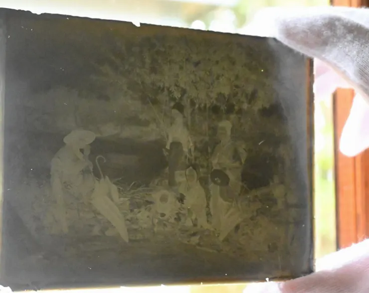 感光乾板一旦照射光線，就會浮現拍攝的影像。