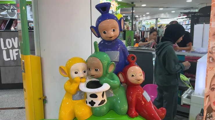 百貨公司的天線寶寶，表情有夠ㄎ一ㄤ。