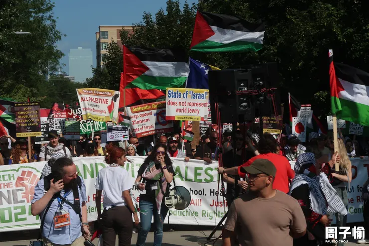 超過萬人參與在芝加哥2024民主黨全代會外的反戰示威。攝：周子愉